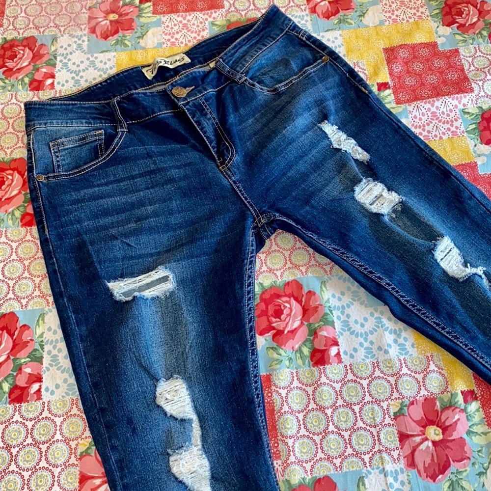 🍀 Paris Blues Distressed Stretchy Capris!